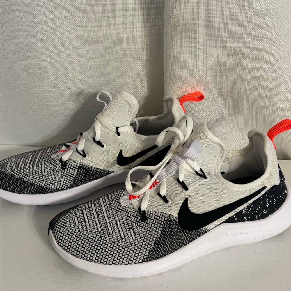 Nike  Black and White Patterned Sneakers